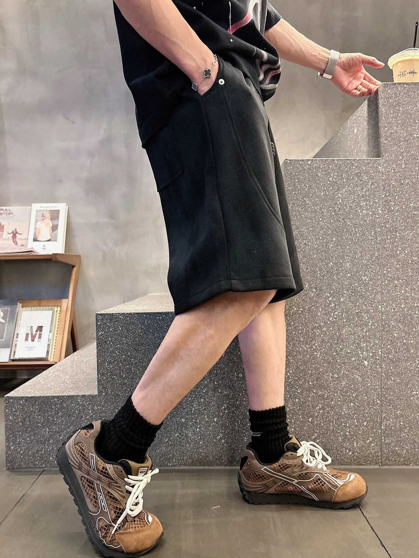 Balenciaga's three-standard complete 2026 summer New Arrival men's casual shorts, advanced custom-made Breathable fabric, Breathable fabric, extremely stretchy and comfortable, impeccable details, top-grade accessories, original logo design concept, delicate and soft feel! The upper body fit is awesome! Size: M-XXXL Please state your height and weight when ordering
